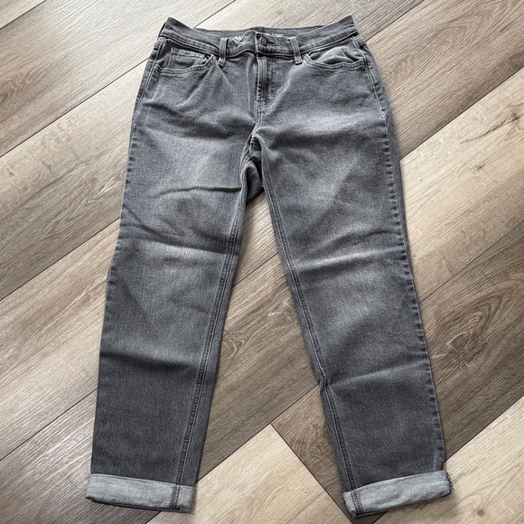 Old Navy Mid-Rise Wow Boyfriend Straight Jeans - Picture 4 of 13